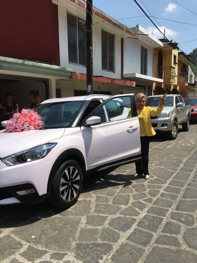 Recibiendo el auto Mary Kay